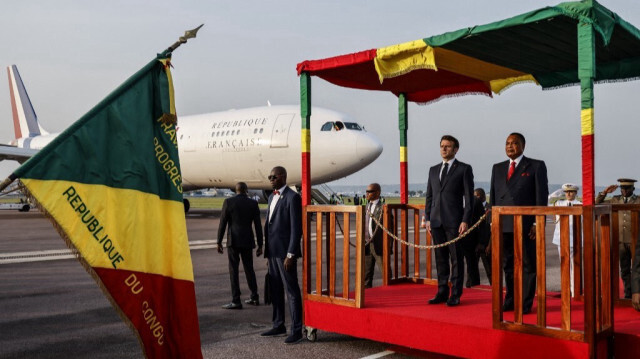 Le président français Emmanuel Macron (2e R) et le président congolais Denis Sassou-Nguesso (R) assistent à une cérémonie de bienvenue à l'arrivée de Macron à l'aéroport de Brazzaville.Crédit Photo: LUDOVIC MARIN / AFP