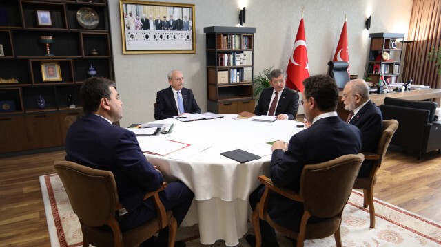 Saadet’in Altılı masanın 12'nci toplantısından servis ettiği iki fotoğraftan birinde Kılıçdaroğlu’nun adaylığına karşı çıkan Akşener görünmüyordu. (2 Mart/Arşiv)