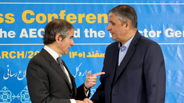 Le directeur général de l'Agence internationale de l'énergie atomique (AIEA) Rafael Grossi et le directeur de l'Organisation iranienne de l'énergie atomique, Mohammad Eslami lors de la conférence de presse. Crédit Photo: AFP