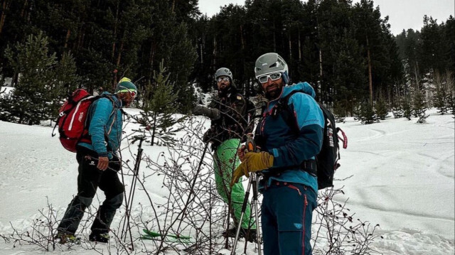 Artvin sınırlarında Kaçkar Dağları'nda kayak yapan tur kafilesinin üzerine çığ düştü.