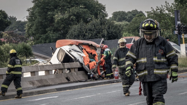 Les ambulanciers paramédicaux et le personnel des services d'urgence travaillent sur les lieux d'un accident sur l'autoroute N12 à Johannesburg. Crédit Photo: AFP