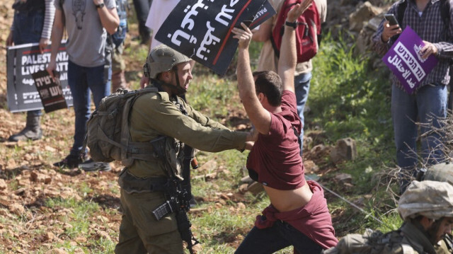Un membre des forces de sécurité israéliennes utilise la force contre un manifestant pacifiste à l'entrée de Huwara en Cisjordanie occupée. Crédit photo: JAAFAR ASHTIYEH / AFP