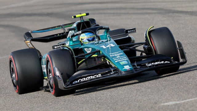 Fernando Alonso dans son Aston Martin réalise le meilleur temps des essais libres.  Crédit photo: Giuseppe CACACE / AFP