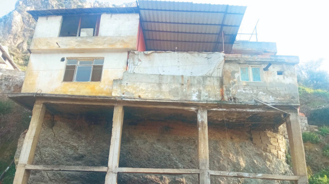 Hatay'da yamaçtaki derme çatma evler ayakta kaldı.