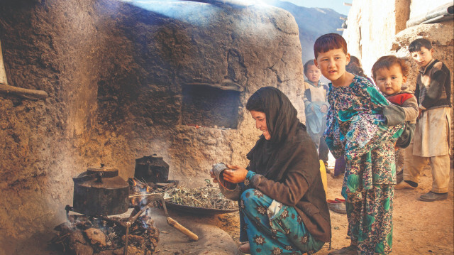 Perdeyi Aralamak: Afganistan Kadınları