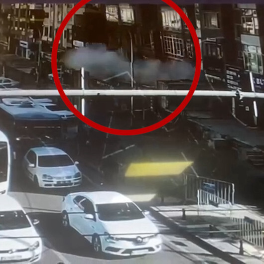 Şanlıurfa'da ağır hasarlı binanın yıkılma anı saniye saniye kameraya yansıdı