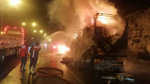 Mersin Büyükşehir Belediyesi itfaiye ekiplerinin müdahalesiyle söndürülen yangın sonucu tır ve eşyalar yandı. 