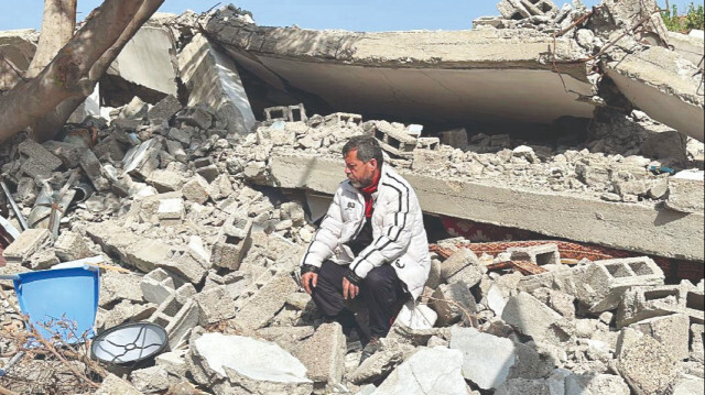 Aşir Alkaç’ın 30 yıldır sahaflık yaptığı iş yeri ilk depremde yerle bir oldu.