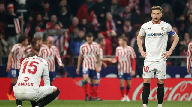 Sevilla'lı futbolcuların üzüntüleri ve Atletico Madrid'li oyuncuların sevinçleri