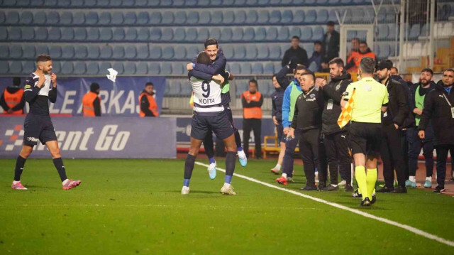 Kasımpaşalı futbolcuların Antalyaspor maçındaki gol sevinci.