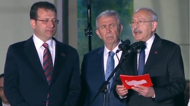 Kılıçdaroğlu ile birlikte sahneye çıkan İmamoğlu ve Yavaş'ın asık yüzü dikkat çekti.