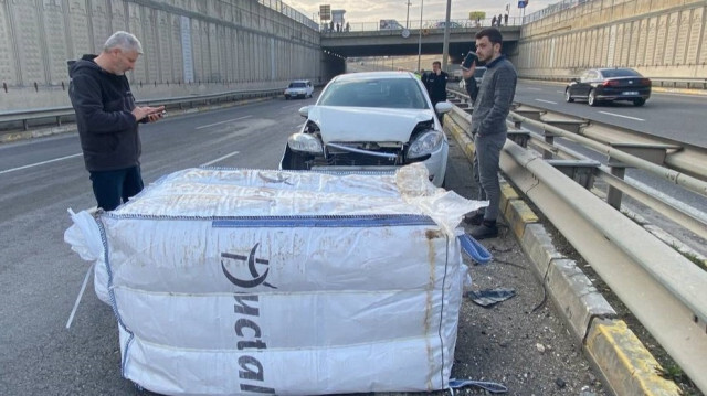 Düzce'de yola düşen çuval nedeniyle trafik kazası meydana geldi.