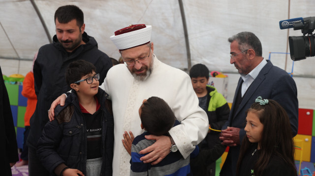 Diyanet İşleri Başkanı Ali Erbaş, Kahramanmaraş'ta depremzedeleri ziyaret etti.