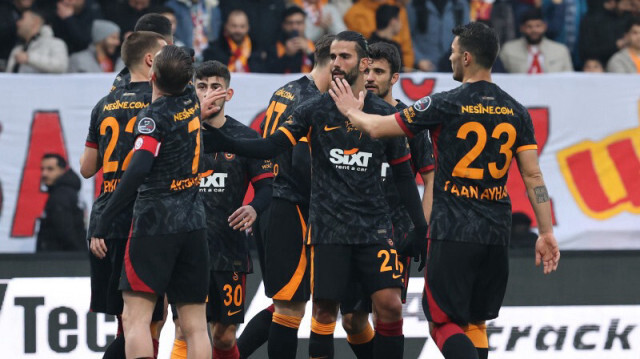 Galatasaray, en yakın rakibi Fenerbahçe'nin 6 puan önünde zirvede yer alıyor.