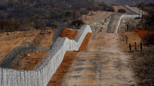 La clôture frontalière qui sépare l'Afrique du Sud et le Zimbabwe, près de Musina.
Crédit Photo: Phill Magakoe / AFP