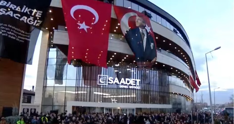 Saadet Partisi önünde toplanan CHP'lilerden 'Türkiye laiktir laik kalacak'  sloganları