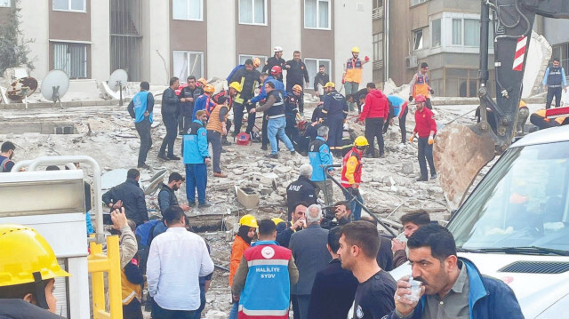 Şanlıurfa'da ağır hasar alan bina yıkıldı.