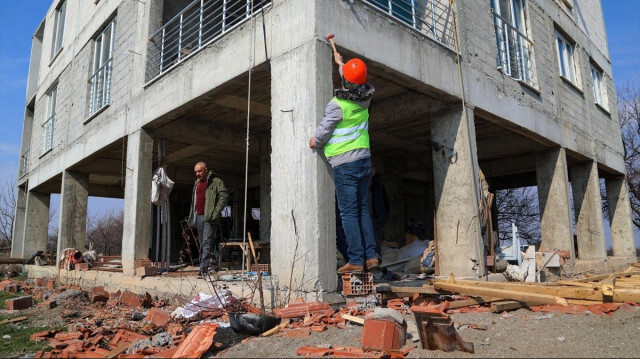 Kahramanmaraş merkezli depremlerin ardından hasar tespit çalışmaları devam ediyor.
