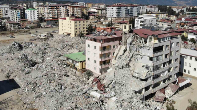 Depremde yıkılan binaların yanı sıra acil yıkım kararı alınan yapılarda da çalışmalar sürüyor.