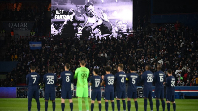 Les joueurs du PSG et du FC Nantes ont rendus hommage à Just Fontaine, avant le début du match les opposant, le 04/03/2023. Crédit photo: FRANCK FIFE / AFP