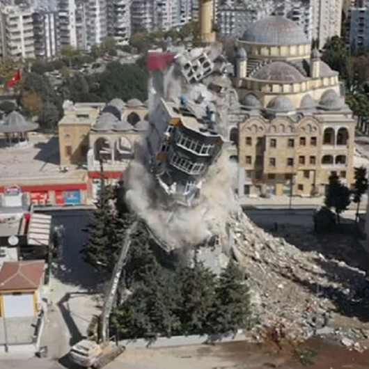 Adana'da depremde ağır hasar alan bina yıkıldı