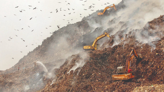 Hindistan’ın Kochi kentindeki bir çöp dağında çıkan yangın 5 günün ardından kontrol altına alındı.
