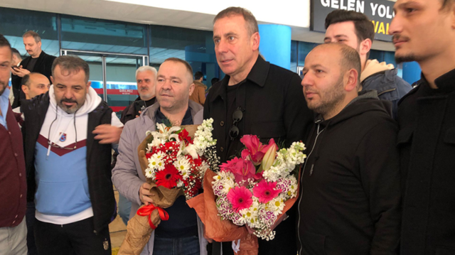 Abdullah Avcı'ya havalimanında çiçek verildi.