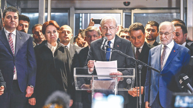 Saadet Partisi Genel Merkezi önünde Altılı Masa, cumhurbaşkanı adayı olarak CHP Lideri Kemal Kılıçdaroğlu, konuşma yaptı. 
