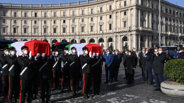 Les policiers Carabinieri transportant les cercueils drapés du drapeau de l'ambassadeur italien Luca Attanasio (à droite) et de l'officier de police italien des Carabiniers Vittorio Iacovacci (à gauche) dans la basilique de St. Marie des Anges et des Martyrs à Rome, pour leurs funérailles d'État. Crédit Photo: Vincenzo PINTO / AFP