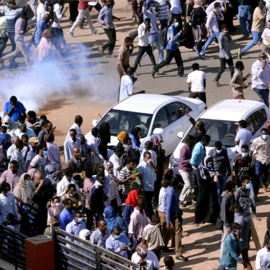 السودان.. مئات المحتجين القبليين يغلقون طريق الخرطوم بورتسودان