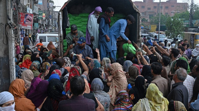 Pakistan, pendant la distribution de nourriture. Crédit Photo: Arif ALI / AFP