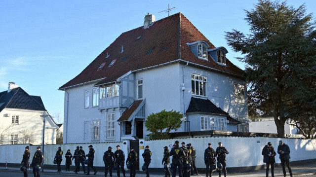 Devant l'ambassade de Türkiye au Danemark. Crédit Photo: Sergei GAPON / AFP

