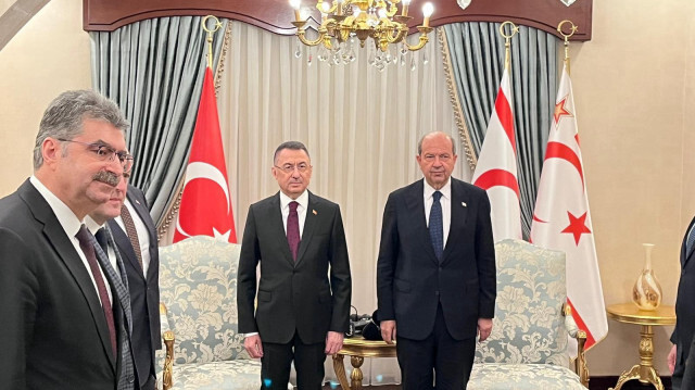 KKTC Cumhurbaşkanı Ersin Tatar ve Cumhurbaşkanı Yardımcısı Fuat Oktay, Kıbrıs'ta KTC Cumhurbaşkanlığı Ofisi'nde bir araya geldi.
