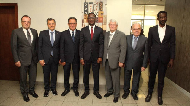 Le Président de la Confédération générale des entreprises de Côte d’Ivoire (Patronat ivoirien), Ahmed Cissé et les membres de la Chambre de Commerce et d’Industrie Libanaise en Côte d’Ivoire. Crédit Photo: APA News