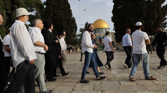 Des colons juifs fanatiques accompagnés de la police israélienne, dans la mosquée Al-Aqsa à Jérusalem-Est. Crédit photo: AA