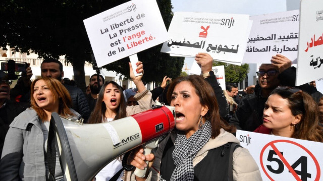 Des journalistes tunisiens manifestent pour défendre la liberté d'expression et contre la persécution des journalistes. Crédit Photo: FETHI BELAID / AFP