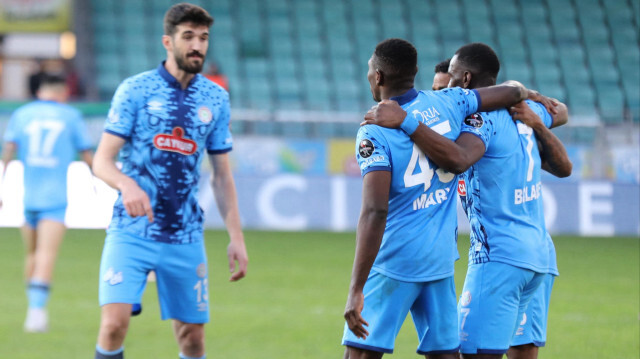 Rizesporlu futbolcuların gol sevinci.
