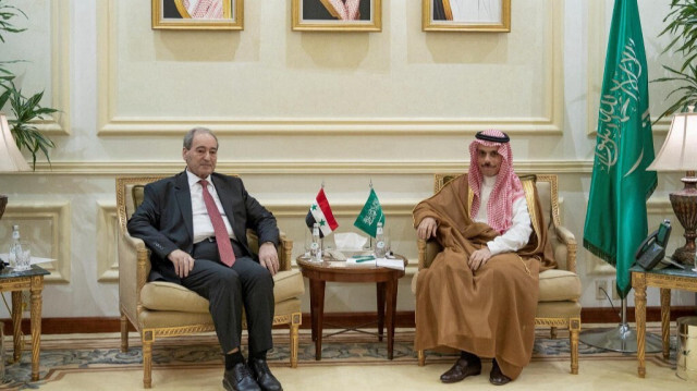 Le ministre syrien des Affaires étrangères Faisal Mekdad et son homologue saoudien, le prince Faisal bin Farhan, à Djeddah en Arabie saoudite. Crédit photo: SAUDI PRESS AGENCY / AFP