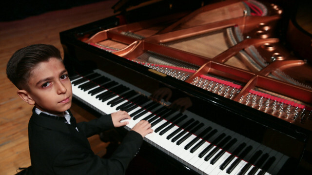 Le jeune pianiste, Aytekin Yilgin. Crédit Photo: AA