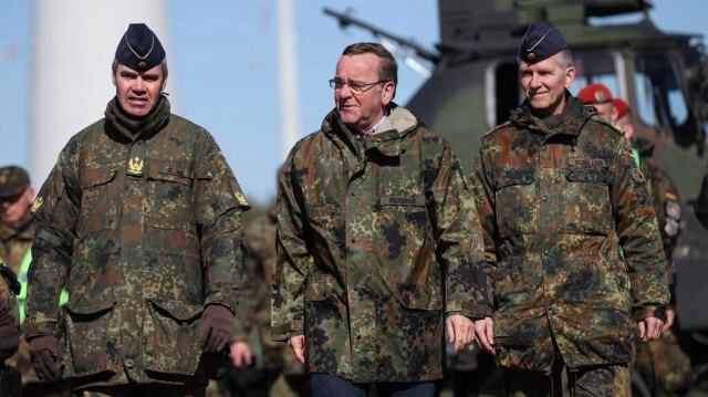 Boris Pistorius, ministre fédéral allemand de la Défense (au centre). Crédit Photo: Ronny Hartmann / AFP

