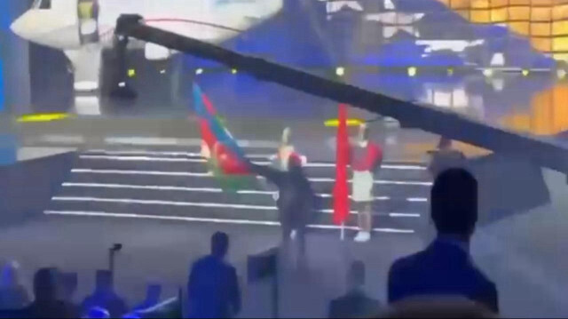 Sahneye çıkıp Azerbaycan bayrağını yaktı.