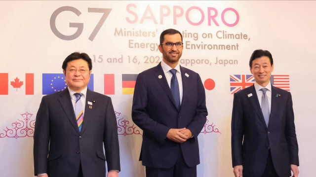 Le sultan Al Jaber des Émirats arabes unis, le ministre japonais de l'Économie, du commerce et de l'industrie, Yasutoshi Nishimura et le ministre japonais de l'Environnement, Akihiro Nishimura. Crédit photo: AFP