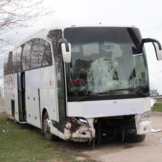Eskişehir'de yolcu otobüsü beton bloklara çarptı: 17 yaralı