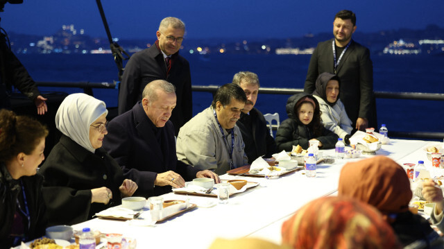 Cumhurbaşkanı Erdoğan, Üsküdar’da vatandaşlarla iftar yaptı.