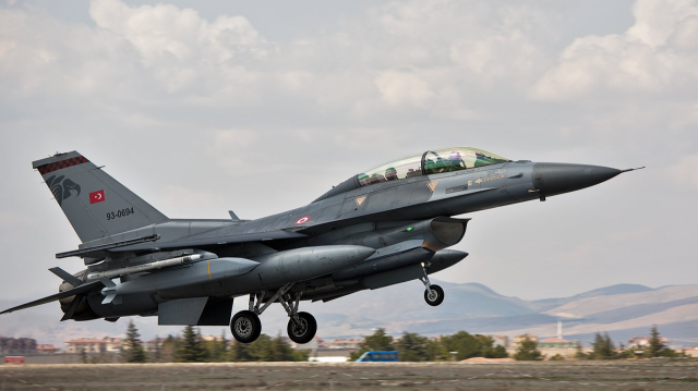 F-16 Savaş Uçağı.