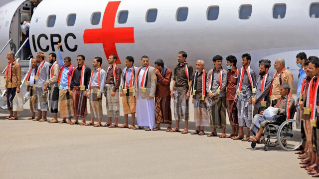 Des membres des forces gouvernementales yéménites débarquent d'un avion à l'aéroport de Marib au Yémen. Crédit photo: AFP