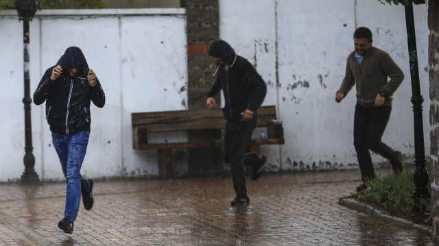 Meteorolojiden bazı illere kuvvetli yağış uyarısı yapıldı. 