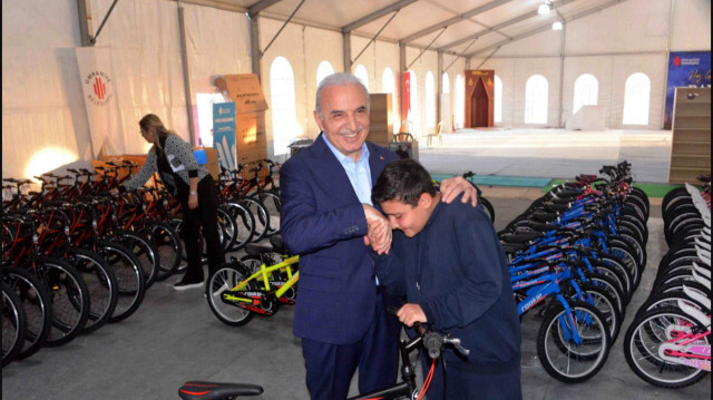 Ümraniye Belediyesi'nden depremzede çocuklara bayram bisikleti
