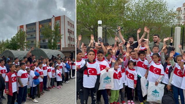 Hediye edilen formalarını giyen depremzede çocukların mutluluğu gözlerinden okundu. 