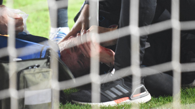 Sivasspor lehine penaltı verilen pozisyonda Trabzonsporlu futbolcu Larsen kanlar içinde yerde kaldı.